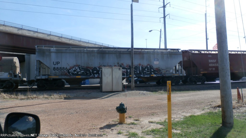 BNSF 484556 + UP 88886